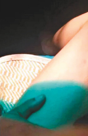 14岁女孩打车遭非礼拍下“黑手”趁停车逃离