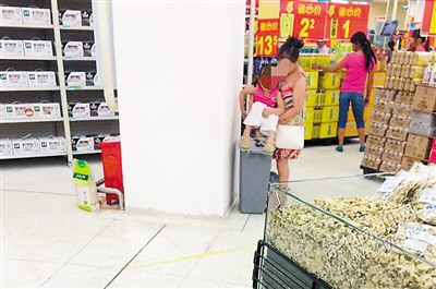网曝儿童在超市食品区大便清洁工:不止一次(图)
