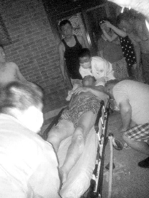 北京装饰屋檐掉瓦片砸伤乘凉老人施工方将赔偿