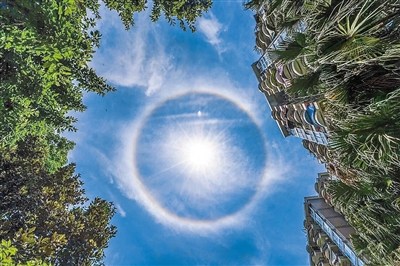 天上有个“荷包蛋”?重庆天空现彩色日晕(图)