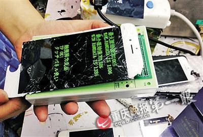 手机压屏师重庆悄然出现有人年入百万(图)