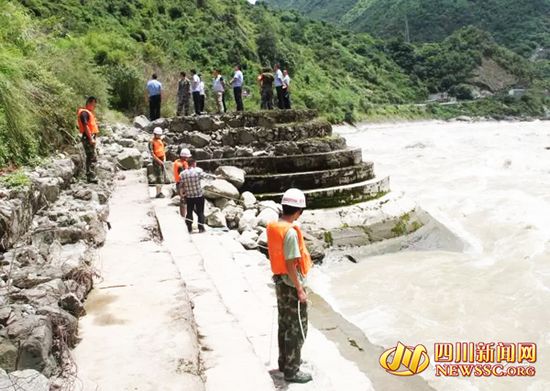 5名大学生自驾游坠河失踪已打捞到2具遗体(图)