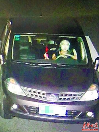 美女高速公路上敷面膜开夜车吓坏交警(图)
