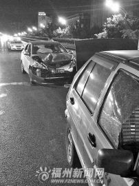 福州街头摩托骑手持枪追的士开枪击穿车门玻璃