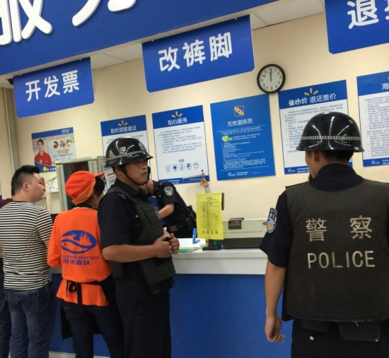 浙江一超市发生血案男子从货架拿菜刀捅伤女员工