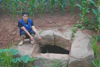 盗墓贼盗挖宋代古墓被盗墓门敲成3段倒卖(组图)