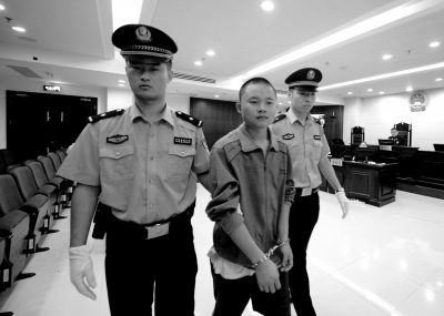 蠢贼夜入平房行窃吃完馒头倒头睡着(图)