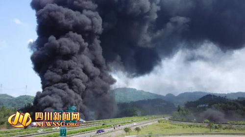 四川一载30多吨乙醇罐车高速起火现场浓烟滚滚(图)