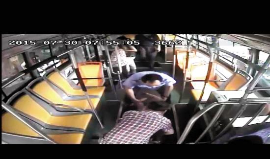 骑车女被撞昏迷肇事者逃离公交司机飞车救人