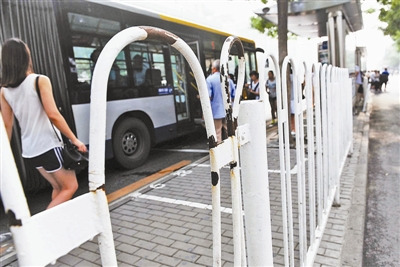 ���˵ȳ�ʱͻȻ���Ե���ͷ����������������ͼ��