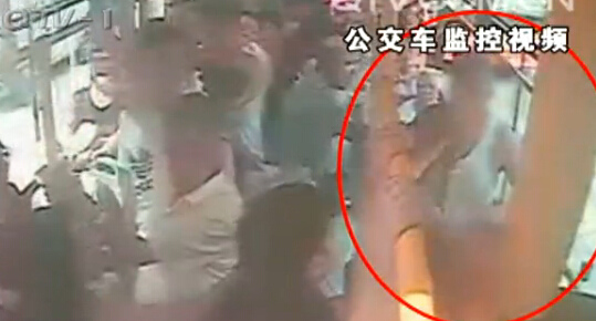 公交太挤腿靠腿70岁大爷跳起暴打邻座女乘客(图)