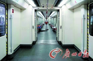 广州地铁为缓解客流压力将座椅拆除(图)