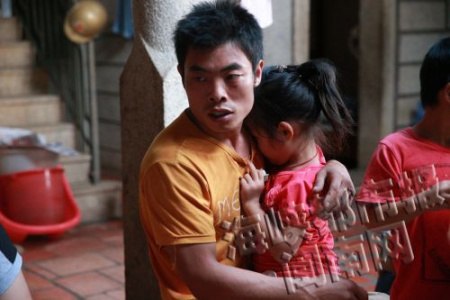 母亲将2岁女儿扔溪中追踪:5岁女儿什么都不说