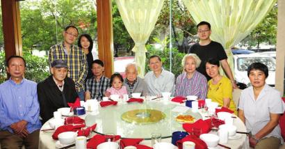 四代人一起吃团圆饭105岁老人照常抢买单(图)