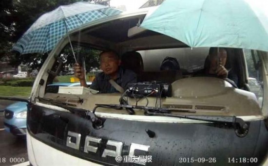 重庆一货车挡风玻璃爆裂司机边打伞边开车(图)