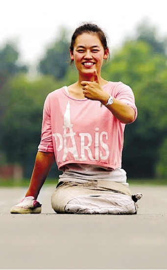 无腿女孩以手代步求学12年大学免除其4年学费