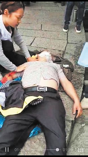 男子爬山突发疾病猝倒美女人工呼吸救人(图)