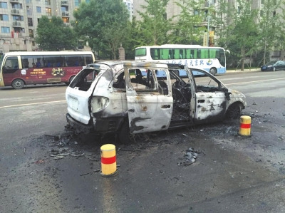 北京朝阳区一汽车行驶中突发自燃或因车辆老化