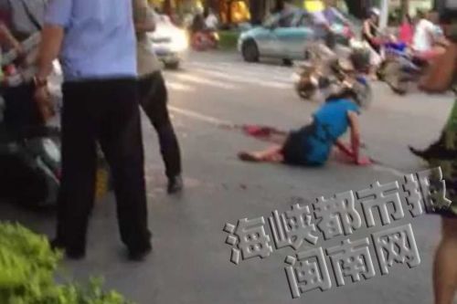 女子在街头持刀疯狂砍杀女邻居疑患精神病(图)