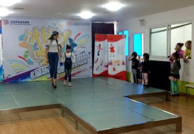 家长路遇“星探”花1.8万女儿半年都在学猫步