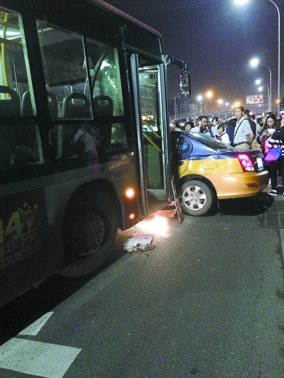北京一出租车突然急转撞上大公交车无人受伤