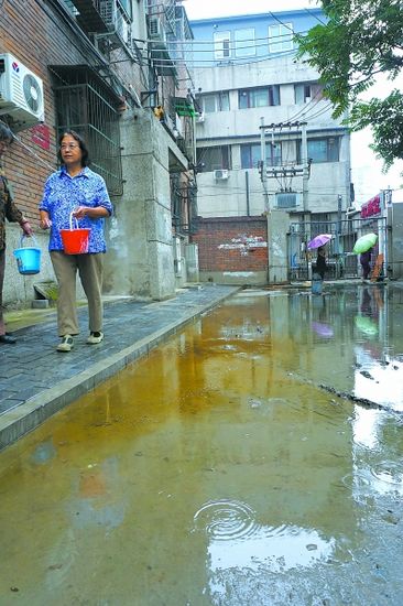 北京现代龙须沟:下水道堵塞一年四季污水横溢