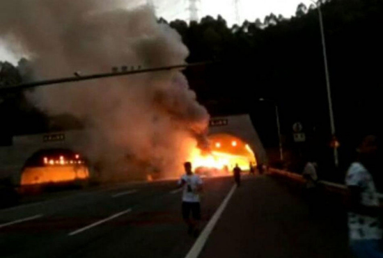 广河高速隧道口发生五车相撞事故无人员伤亡