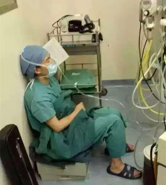 医生连做8台手术后坐地吸氧照片在朋友圈传开(图)