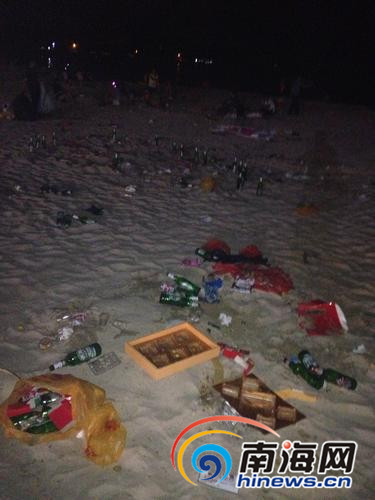 万人涌入三亚海滩赏月环卫工人连夜清出80吨垃圾