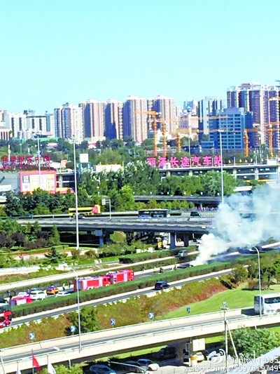 ����������һ���⳵ͻȻ��ȼ������ʱӵ�£�ͼ��