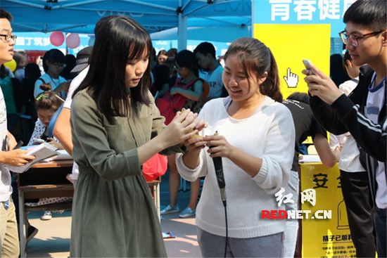 高校社团出招纳新:女生示范给香蕉戴避孕套(图)