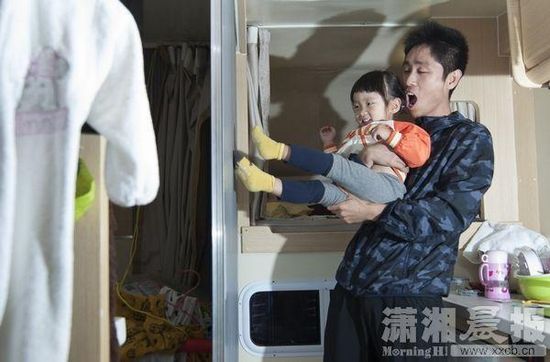 男子卖房卖股份买房车带2岁女儿环游世界(组图)