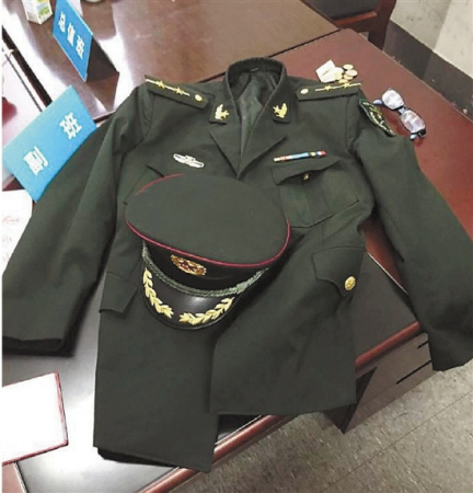 社会新闻  身着军装,手捧玫瑰默默等着女主角,即便在从不缺少浪漫的