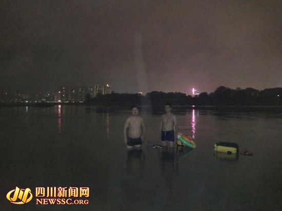 的哥每天下班游泳回家已坚持2年5个月(图)