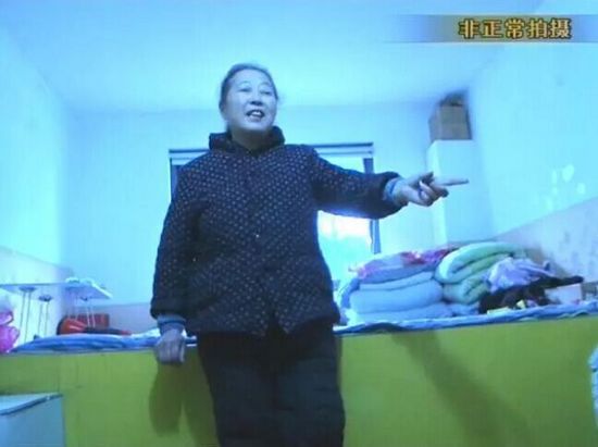 受不了湿冷天北方大妈在南方小区自建土炕(图)