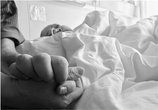 妻子成植物人丈夫900多天日夜相伴:不会放弃