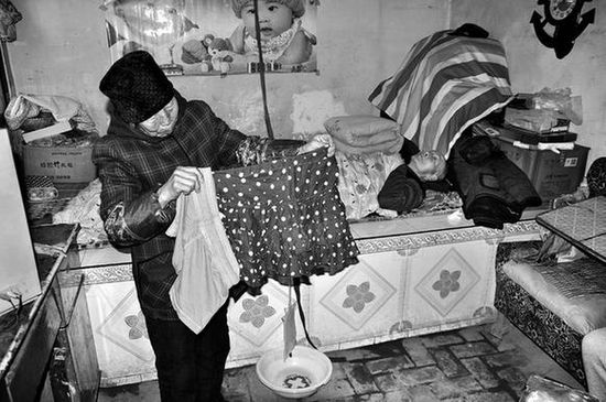 陕西岐山给残疾人发过冬福利老翁领到超短裙(图)