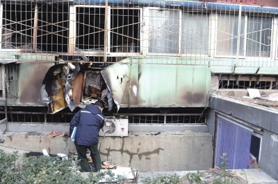 北京朝阳一住户阳台突起火字画被水淋老人心疼