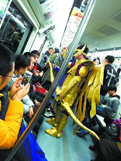 “圣斗士”北京乘地铁背有翅膀手拿长弓(图)