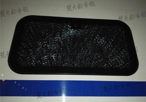 “熊孩子”铁轨上放石子逼停两列动车车窗被击碎