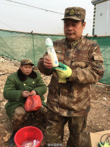 山东石膏矿垮塌救援追踪:救援人员盲投营养液(图)