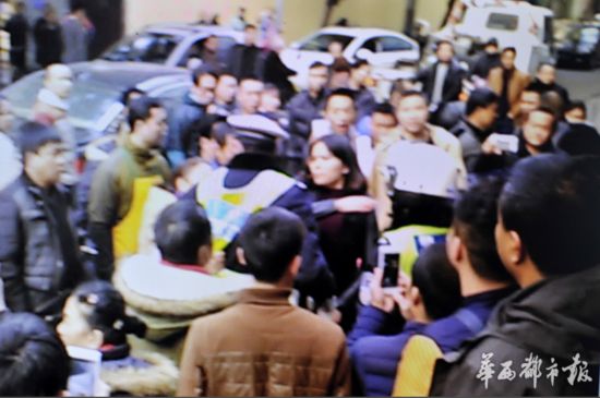 官员挑衅警察“信不信让你脱衣服”被免职拘留