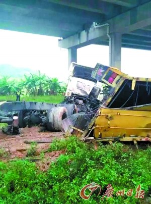 大货车失控摔落高架桥:疑因爆胎司机获救(图)