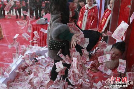 杭州宋城景区撒钱回馈游客为游客发年终奖