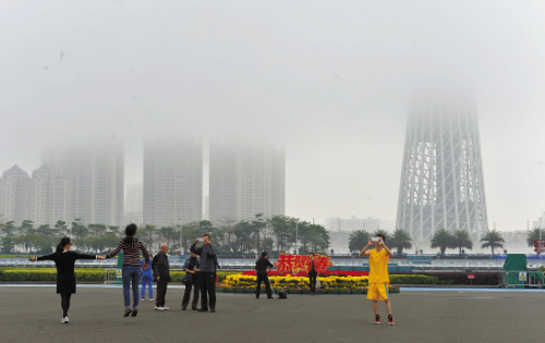 广州“雾锁羊城”白云机场大量班航班延误(图)