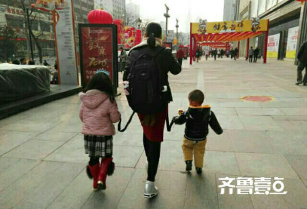 济南一少妇为防孩子走丢用绳子拴住儿女逛街(图)