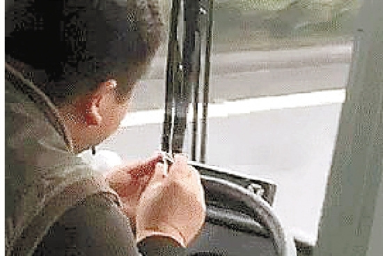 大巴在高速上行驶司机多次剪指甲遭辞退(图)