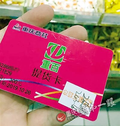 男孩捡到提货卡买零食爸爸带其去敬老院献爱心