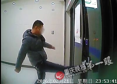 醉汉发酒疯一脚踢坏银行自动门被拘留并赔钱(图)