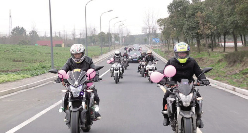 18辆豪华摩托护卫婚车队新郎给新娘送惊喜(图)